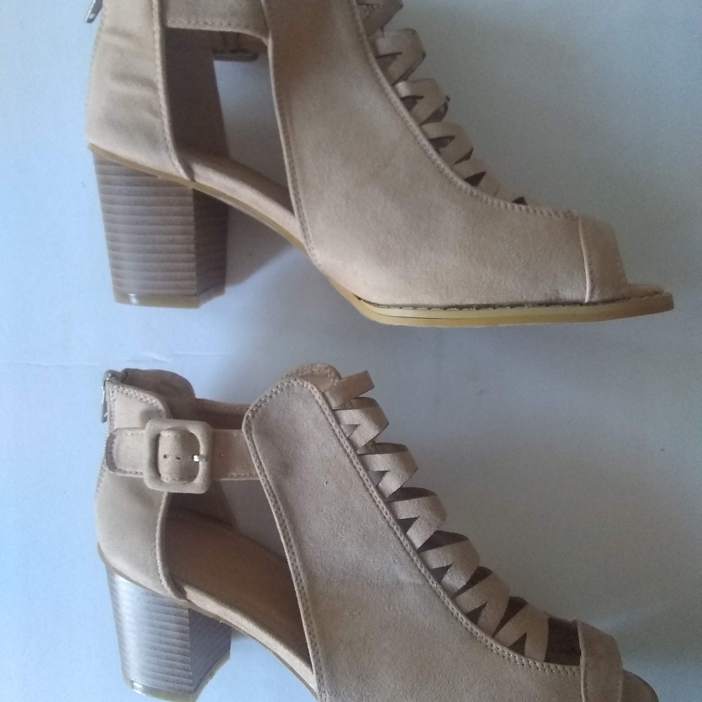 Tan Suede Sandals Block Heel Sz 38 / 7.5 NWOB